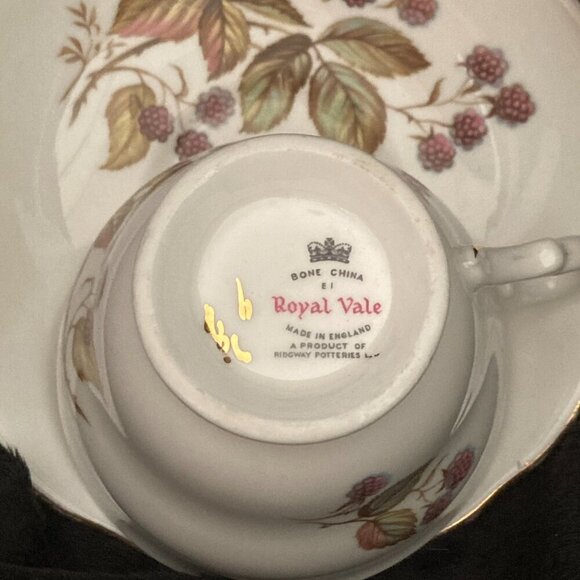 Vintage Royal Vale #7976 Black Berries And Leaves Tea Cup and Saucer - Picture 5 of 5